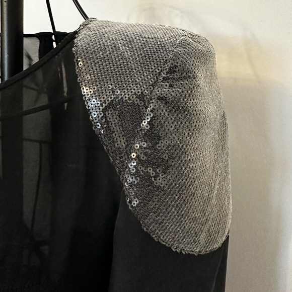 Black Mackage 3/4 sleeve top with sequence padded shoulders size Small - Picture 2 of 4